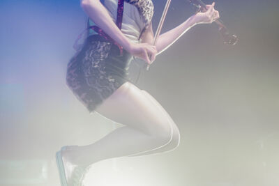 Lindsey Stirling @ 013, picture 14, photographed by Dave van Hout - FrontView Magazine