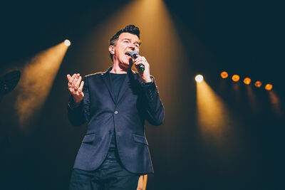 Rick Astley @ Stadsschouwburg Antwerpen, picture 1, photographed by Elke Briers - FrontView Magazine