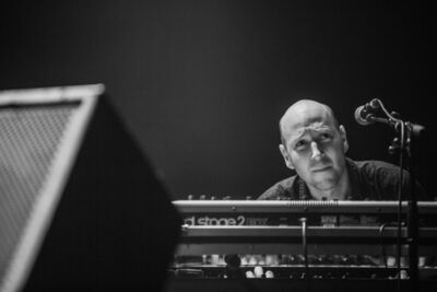 Raymond van het Groenewoud 40 jaar meisjes @ Het Depot, picture 2, photographed by Raf Degeest - FrontView Magazine