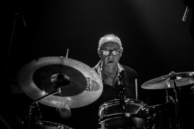 Raymond van het Groenewoud 40 jaar meisjes @ Het Depot, picture 14, photographed by Raf Degeest - FrontView Magazine
