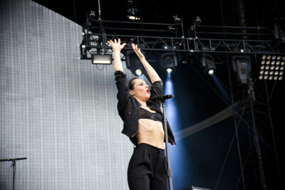 Savages @ Mainsquare Festival 2017, foto 5, foto's door Magali Decamps - FrontView Magazine