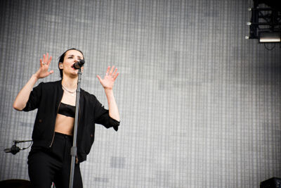 Savages @ Mainsquare Festival 2017, foto 8, foto's door Magali Decamps - FrontView Magazine