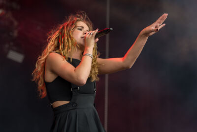 Laura Tesoro @ Suikerrock, picture 4, photographed by Erwin Evrard - FrontView Magazine