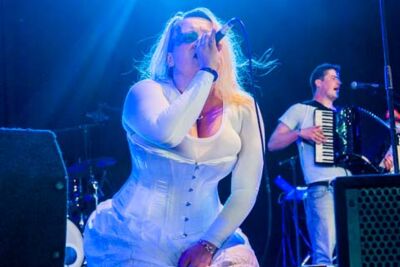 Eliza Carthy & The Wayward Band @ Dranouter 2017, picture 6, photographed by Gert Daemen - FrontView Magazine