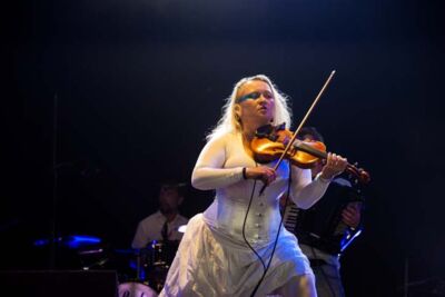 Eliza Carthy & The Wayward Band @ Dranouter 2017, picture 9, photographed by Gert Daemen - FrontView Magazine
