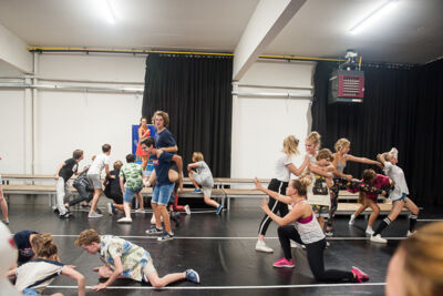 Toonmoment De Ridders van de ronde keukentafel @ Deep Bridge, foto 2, foto's door Goele Bormans - FrontView Magazine