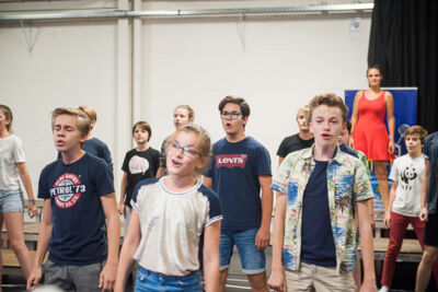 Toonmoment De Ridders van de ronde keukentafel @ Deep Bridge, foto 3, foto's door Goele Bormans - FrontView Magazine