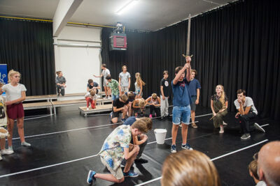 Toonmoment De Ridders van de ronde keukentafel @ Deep Bridge, foto 28, foto's door Goele Bormans - FrontView Magazine