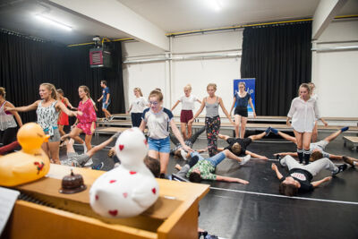 Toonmoment De Ridders van de ronde keukentafel @ Deep Bridge, foto 46, foto's door Goele Bormans - FrontView Magazine