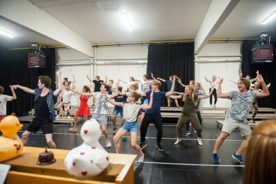 Toonmoment De Ridders van de ronde keukentafel @ Deep Bridge, foto 48, foto's door Goele Bormans - FrontView Magazine