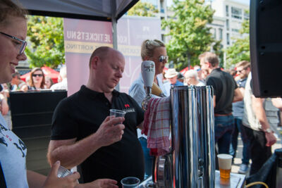 Gratis bier ter ere van 60 jaar Theater Elckerlyc! @ Cultuurmarkt Antwerpen 2017, picture 6, photographed by Goele Bormans - FrontView Magazine