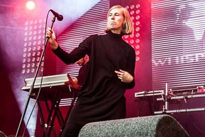 Whispering Sons @ Breda Barst, picture 4, photographed by Gert Daemen - FrontView Magazine