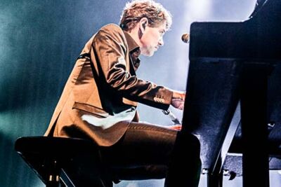 Guus Meeuwis @ 013, picture 3, photographed by Gert Daemen - FrontView Magazine