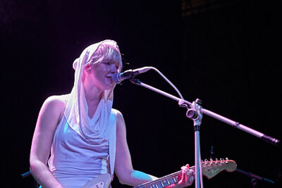 Inge van Calkar @ Effenaar, picture 2, photographed by James Van Roosbroeck - FrontView Magazine