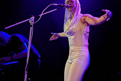 Inge van Calkar @ Effenaar, picture 8, photographed by James Van Roosbroeck - FrontView Magazine