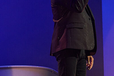 Julien Clerc La Tournée des cinquante ans, picture 2, photographed by James Van Roosbroeck - FrontView Magazine