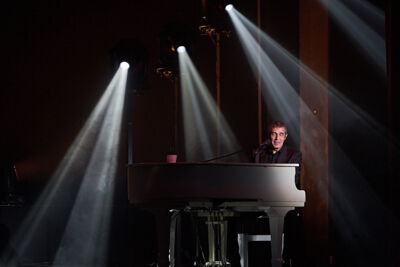 Julien Clerc La Tournée des cinquante ans, picture 22, photographed by James Van Roosbroeck - FrontView Magazine