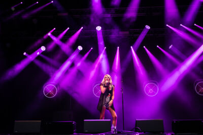 Noa Neal @ Sint-Baafsplein Gent, picture 1, photographed by Danny Wagemans - FrontView Magazine