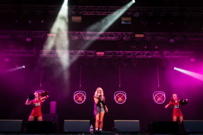 Noa Neal @ Sint-Baafsplein Gent, picture 3, photographed by Danny Wagemans - FrontView Magazine