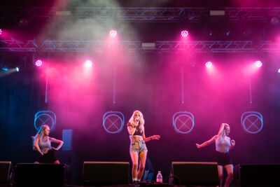 Noa Neal @ Sint-Baafsplein Gent, picture 6, photographed by Danny Wagemans - FrontView Magazine