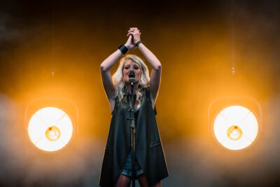 Noa Neal @ Sint-Baafsplein Gent, picture 10, photographed by Danny Wagemans - FrontView Magazine
