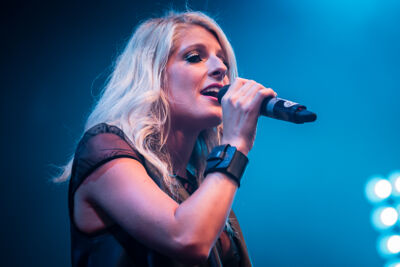 Noa Neal @ Sint-Baafsplein Gent, picture 14, photographed by Danny Wagemans - FrontView Magazine