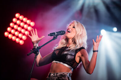 Noa Neal @ Sint-Baafsplein Gent, picture 26, photographed by Danny Wagemans - FrontView Magazine