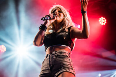 Noa Neal @ Sint-Baafsplein Gent, picture 28, photographed by Danny Wagemans - FrontView Magazine