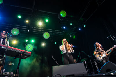 Beatles by Girls @ Korenmarkt Gent, picture 2, photographed by Danny Wagemans - FrontView Magazine