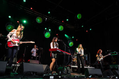 Beatles by Girls @ Korenmarkt Gent, picture 4, photographed by Danny Wagemans - FrontView Magazine