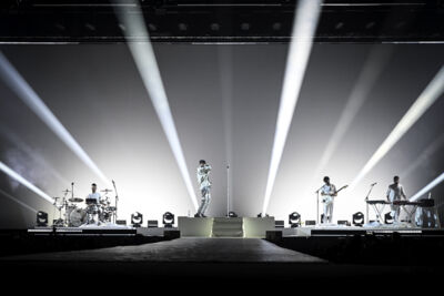 Oscar and The Wolf @ Sportpaleis, foto 2, foto's door Sandra Van Watermeulen - FrontView Magazine