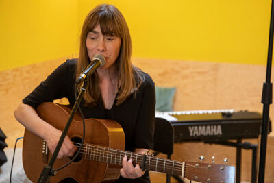 Neeka stelt nieuw album voor @ Buchbar Antwerpen, picture 1, photographed by dirk janssens - FrontView Magazine