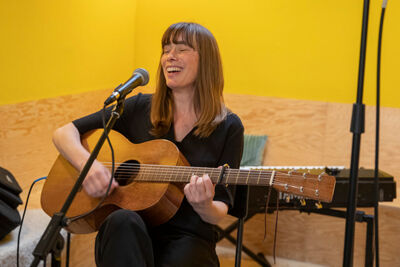 Neeka stelt nieuw album voor @ Buchbar Antwerpen, picture 3, photographed by dirk janssens - FrontView Magazine