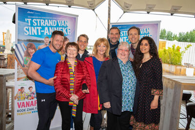 Castvoorstelling T'strand van Sint-Anneke @ Club Cabane, foto 1, foto's door dirk janssens - FrontView Magazine