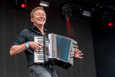 Rowwen Hèze @ Bospop, picture 3, photographed by Erwin Evrard - FrontView Magazine