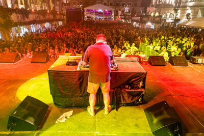 DJ Daddy Cool @ Sint-Baafsplein (Gentse Feesten), picture 10, photographed by Dimitri Vanlommel - FrontView Magazine