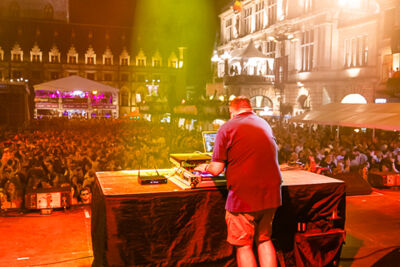DJ Daddy Cool @ Sint-Baafsplein (Gentse Feesten), picture 11, photographed by Dimitri Vanlommel - FrontView Magazine