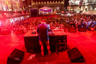 DJ Daddy Cool @ Sint-Baafsplein (Gentse Feesten), picture 28, photographed by Dimitri Vanlommel - FrontView Magazine