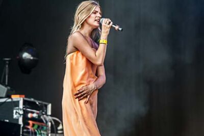 Emma Bale @ suikerrock, picture 1, photographed by Gert Daemen - FrontView Magazine
