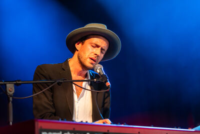 Finn Andrews @ Dranouter, foto 1, foto's door Chris Lippens - FrontView Magazine
