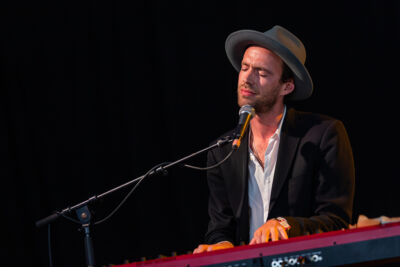 Finn Andrews @ Dranouter, foto 4, foto's door Chris Lippens - FrontView Magazine