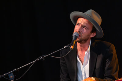 Finn Andrews @ Dranouter, foto 5, foto's door Chris Lippens - FrontView Magazine