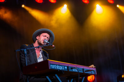 Finn Andrews @ Dranouter, foto 6, foto's door Chris Lippens - FrontView Magazine