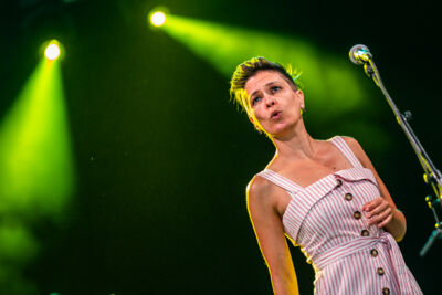 Lenny & De Wespen @ Dranouter, foto 4, foto's door Chris Lippens - FrontView Magazine