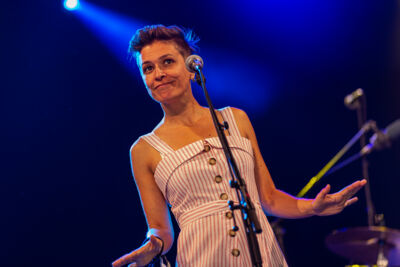 Lenny & De Wespen @ Dranouter, foto 6, foto's door Chris Lippens - FrontView Magazine