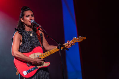 Joan As Police Woman @ Dranouter, picture 4, photographed by Chris Lippens - FrontView Magazine