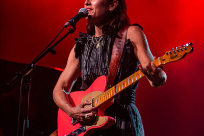 Joan As Police Woman @ Dranouter, picture 6, photographed by Chris Lippens - FrontView Magazine