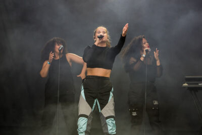 Laura Tesoro @ Bollekes feest 2019, picture 5, photographed by Marc Verdonck - FrontView Magazine