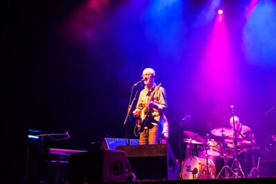 Raymond van het Groenewoud - Glorieuze Bevrijding @ Theater Elckerlyc, foto 1, foto's door Hilde  Hermans - FrontView Magazine