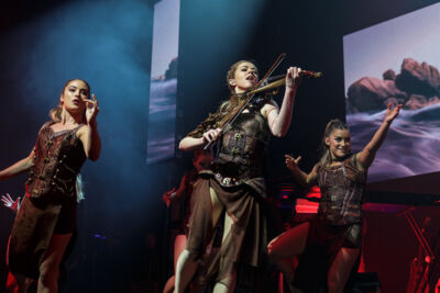 Lindsey Stirling @ Poppodium 013, picture 1, photographed by Peter Smet - FrontView Magazine